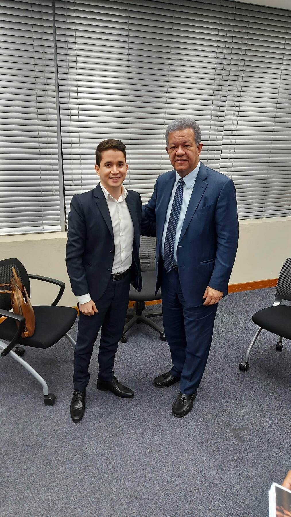 El director del OLDS junto al expresidente Leonel Fernández, FUNGLODE, 7 de abril de 2021