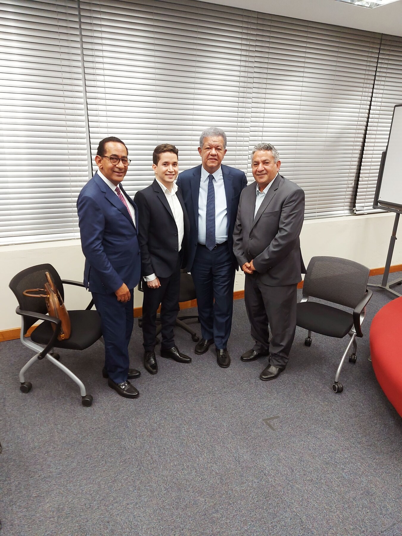El director del OLDS con el expresidente Leonel Fernández y su equipo, FUNGLODE, 7 de abril de 2021
