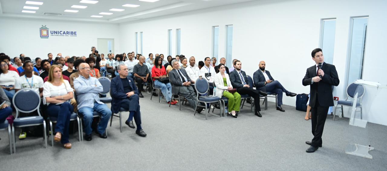 Público asistente a la conferencia magistral en la Universidad del Caribe (UNICARIBE), 18 de mayo de 2026