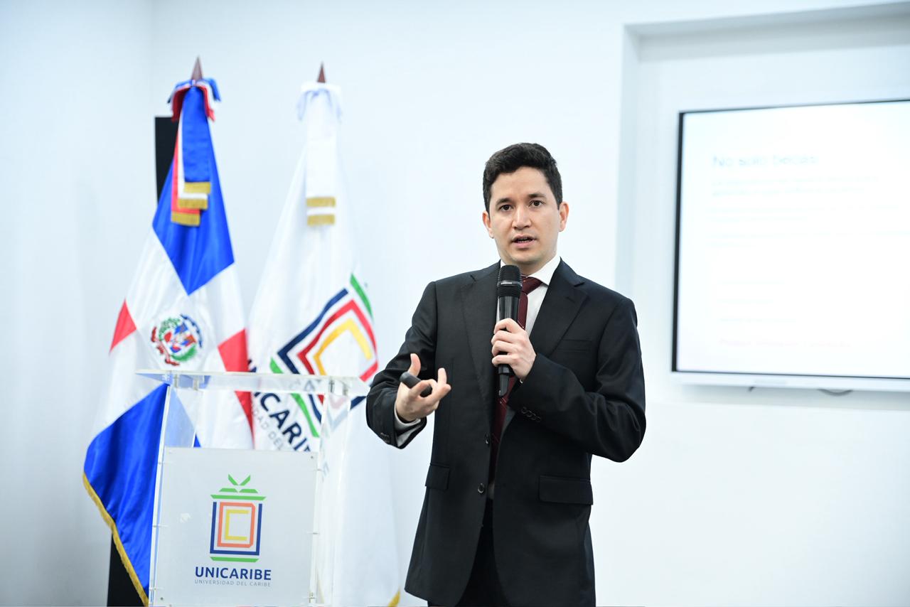 El director del OLDS durante la conferencia en la Universidad del Caribe (UNICARIBE), 18 de mayo de 2026