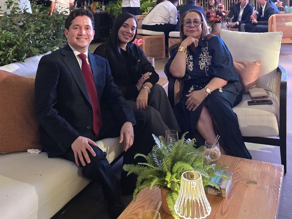 La gobernadora provincial de Santiago, Rosa Santos, con Luisangela Solórzano y el director del OLDS
