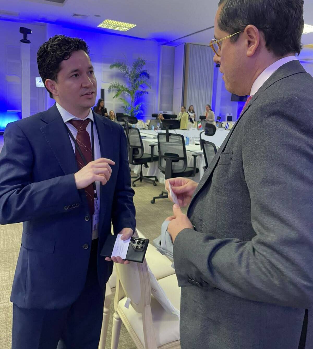 Marco Llinás, director de la División de Desarrollo Productivo y Empresarial de la CEPAL, conversa con el director del OLDS