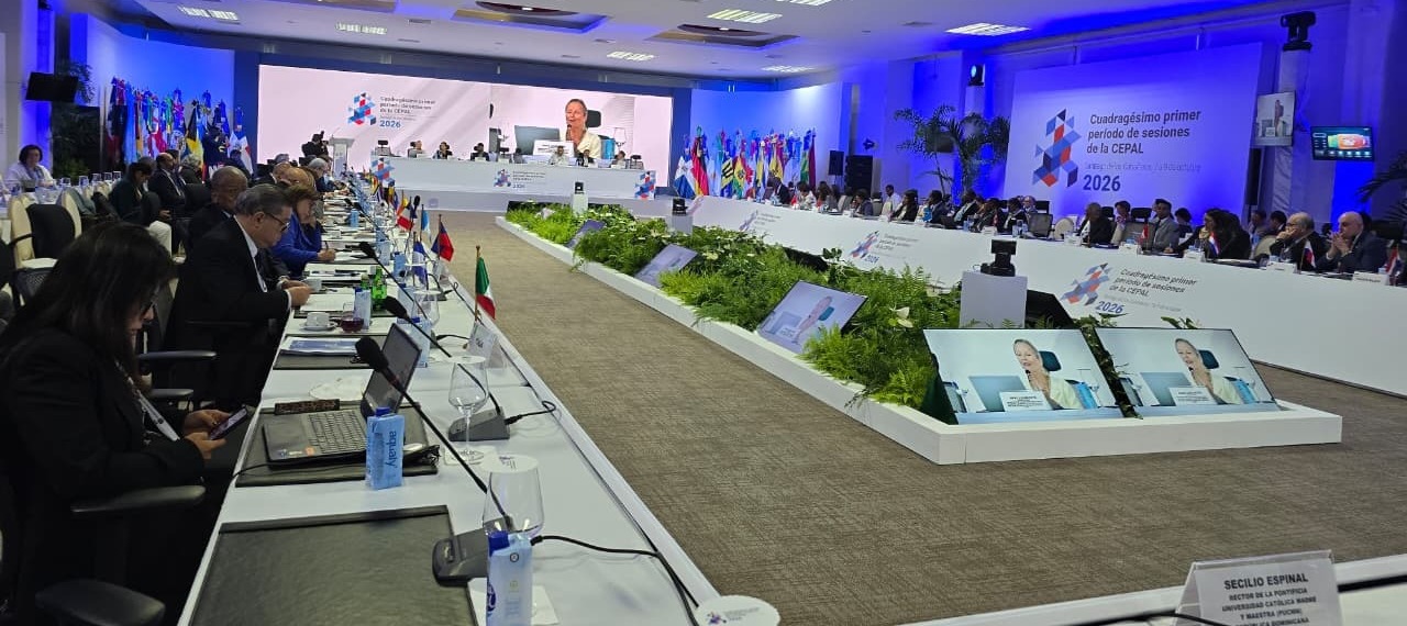 La Mesa 2 del 41.º período de sesiones de la CEPAL en plena sesión, con los panelistas en la mesa principal y, en primer plano, el rótulo del rector de la PUCMM, Secilio Espinal