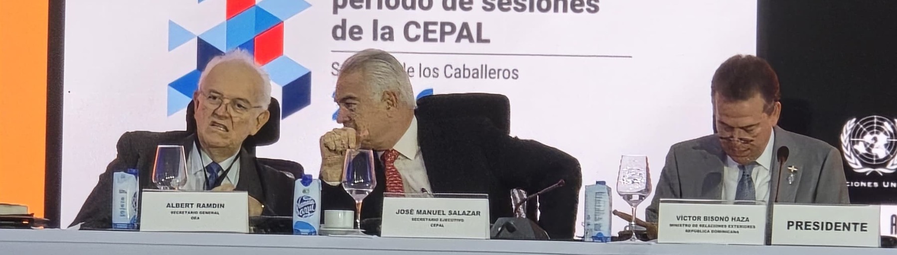 Mesa principal del 41.º período de sesiones de la CEPAL: el secretario ejecutivo José Manuel Salazar-Xirinachs, el canciller Víctor Orlando Bisonó y el profesor José Antonio Ocampo