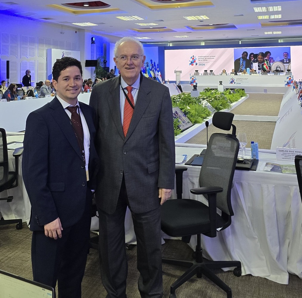 El profesor José Antonio Ocampo con el director del OLDS en la sala de sesiones de la CEPAL