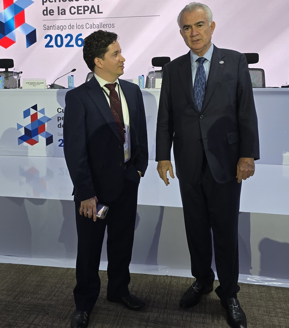 El director del OLDS con el secretario ejecutivo de la CEPAL, José Manuel Salazar-Xirinachs, ante el telón del 41.º período de sesiones