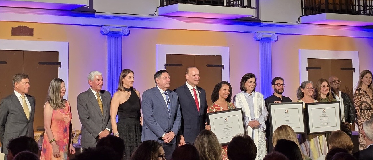 Premiación del 29.º Concurso de Arte Eduardo León Jimenes frente a la fachada de La Aurora, en el Centro León