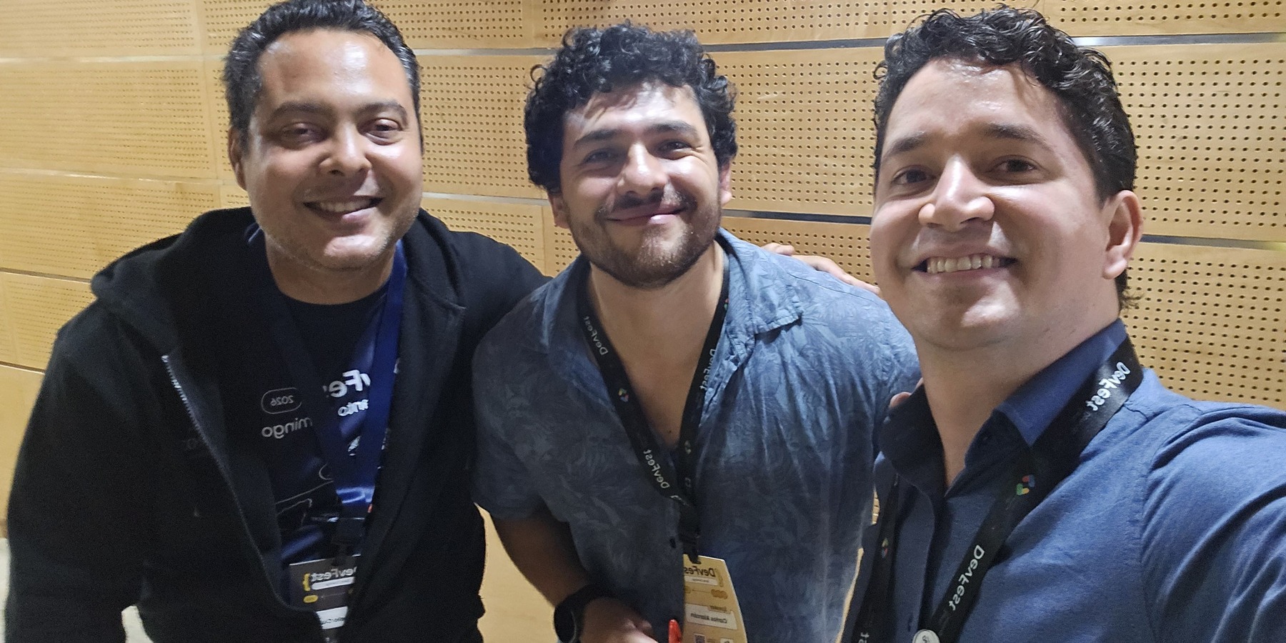 Carlos Alarcón y Carmelo Cueto con Alberto Castillo Aroca en el DevFest Santo Domingo 2026