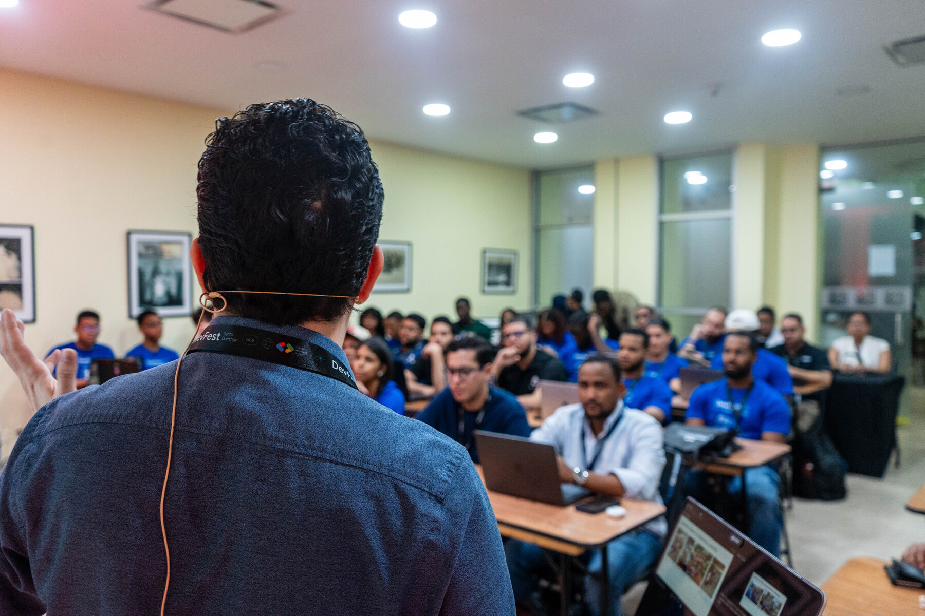 El público del DevFest Santo Domingo 2026 sigue la conferencia de Alberto Castillo Aroca, visto desde detrás del ponente